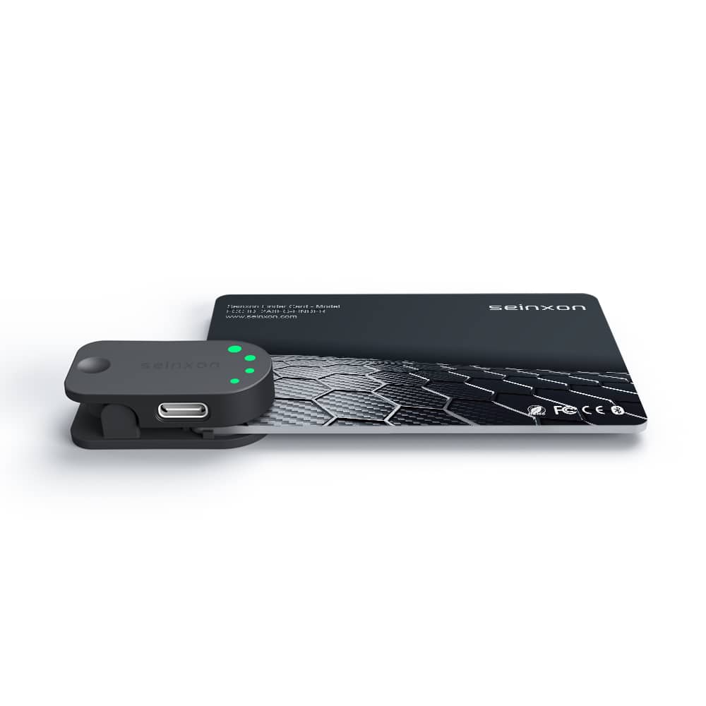 wallet-tracker-card-of-carbon-fiber-style-is-charging