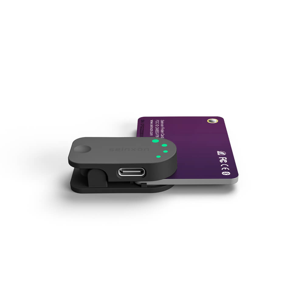 Seinxon-Bluetooth-tracker-Morandi-Purple-is-charging